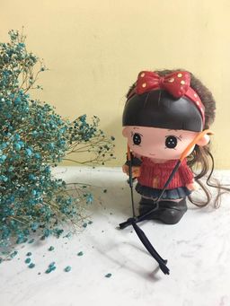 It is so so convenient for me to read and carry.Orange headband is my 2