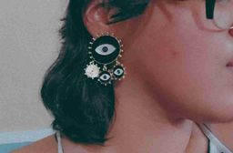 love them but sadly one of the pairs came with a piece with no color �0