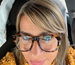 Los espejuelos son de una excelente calidad, en realidad casi no tiene0