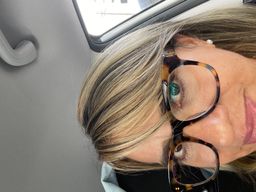 Los espejuelos son de una excelente calidad, en realidad casi no tiene1