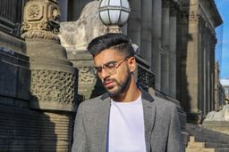 The glasses came in a nice bag with a glass cleaner. The glasses fit v0