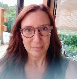 I'm fully satisfied with these glasses, a classical shape with fun and0