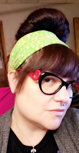 They aren't heavy despite the large frame. Super cute and stylish.1