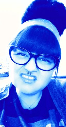 They aren't heavy despite the large frame. Super cute and stylish.0