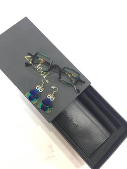 I bought them to my friend. the gift box is luxurious, the earrings is0